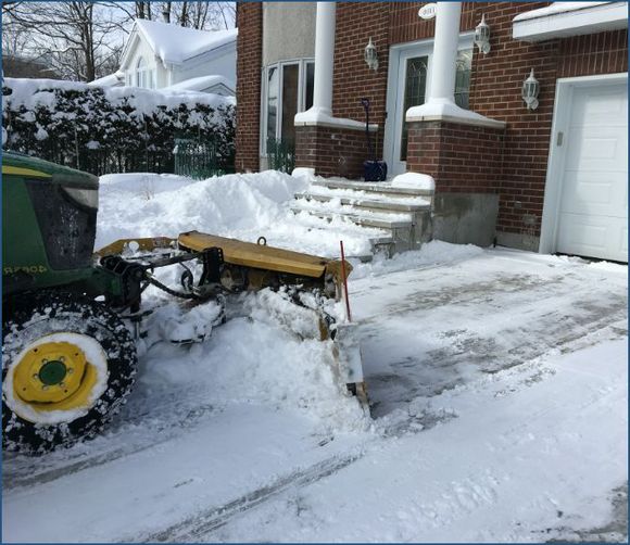 Entrée résidentielle déneigée par Central Neige à Longueuil